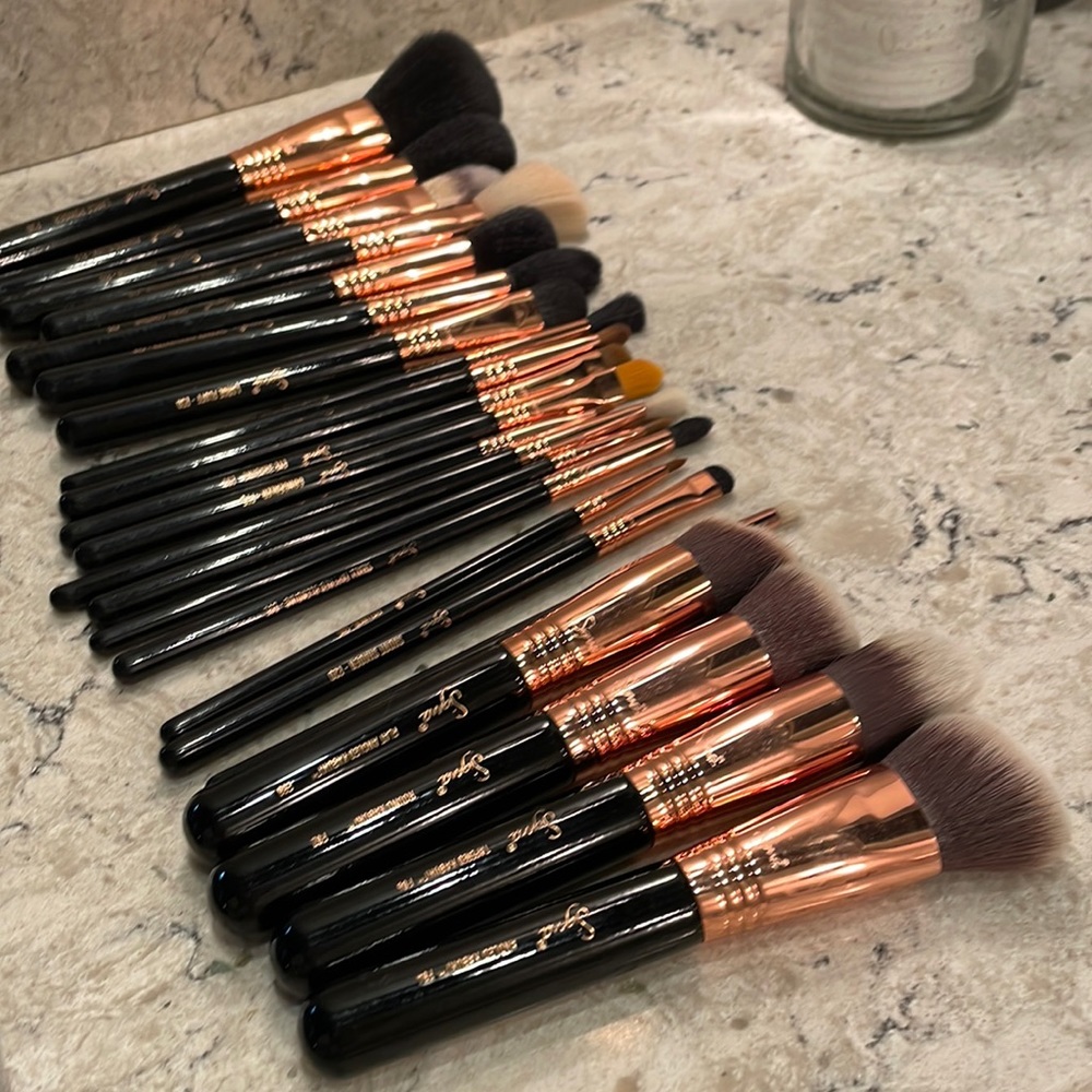 Beautiful, Rare Rose Gold Black Handled Sigma Beauty 22 Piece Brush Set!
